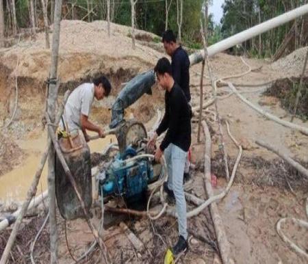 Personel Polsek Kuantan Mudik memusnahkan 6 rakit PETI di Kecamatan Gunung Toar, Kabupaten Kuansing, Riau, Kamis (6/2/2025) kemarin.  (Foto: Tribun Pekanbaru)